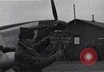 Standbild Piloten der USAAF Fighter 4 Gruppe beenden Briefing Debden England, 1945, aus Sekunde 21 historischem Filmmaterial Videoclip 65675034700