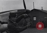 Standbild Piloten der USAAF Fighter 4 Gruppe beenden Briefing Debden England, 1945, aus Sekunde 22 historischem Filmmaterial Videoclip 65675034700