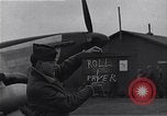 Standbild Piloten der USAAF Fighter 4 Gruppe beenden Briefing Debden England, 1945, aus Sekunde 23 historischem Filmmaterial Videoclip 65675034700