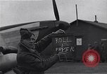 Standbild Piloten der USAAF Fighter 4 Gruppe beenden Briefing Debden England, 1945, aus Sekunde 24 historischem Filmmaterial Videoclip 65675034700