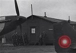 Standbild Piloten der USAAF Fighter 4 Gruppe beenden Briefing Debden England, 1945, aus Sekunde 25 historischem Filmmaterial Videoclip 65675034700