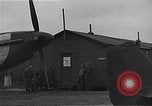 Standbild Piloten der USAAF Fighter 4 Gruppe beenden Briefing Debden England, 1945, aus Sekunde 26 historischem Filmmaterial Videoclip 65675034700