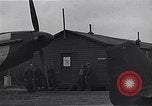 Standbild Piloten der USAAF Fighter 4 Gruppe beenden Briefing Debden England, 1945, aus Sekunde 27 historischem Filmmaterial Videoclip 65675034700