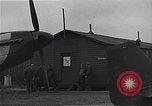 Standbild Piloten der USAAF Fighter 4 Gruppe beenden Briefing Debden England, 1945, aus Sekunde 28 historischem Filmmaterial Videoclip 65675034700
