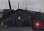 Standbild Piloten der USAAF Fighter 4 Gruppe beenden Briefing Debden England, 1945, aus Sekunde 29 historischem Filmmaterial Videoclip 65675034700