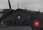 Standbild Piloten der USAAF Fighter 4 Gruppe beenden Briefing Debden England, 1945, aus Sekunde 30 historischem Filmmaterial Videoclip 65675034700