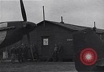 Standbild Piloten der USAAF Fighter 4 Gruppe beenden Briefing Debden England, 1945, aus Sekunde 31 historischem Filmmaterial Videoclip 65675034700