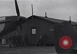 Standbild Piloten der USAAF Fighter 4 Gruppe beenden Briefing Debden England, 1945, aus Sekunde 32 historischem Filmmaterial Videoclip 65675034700