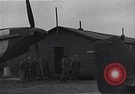 Standbild Piloten der USAAF Fighter 4 Gruppe beenden Briefing Debden England, 1945, aus Sekunde 36 historischem Filmmaterial Videoclip 65675034700