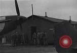 Standbild Piloten der USAAF Fighter 4 Gruppe beenden Briefing Debden England, 1945, aus Sekunde 38 historischem Filmmaterial Videoclip 65675034700