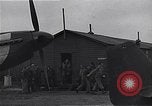 Standbild Piloten der USAAF Fighter 4 Gruppe beenden Briefing Debden England, 1945, aus Sekunde 39 historischem Filmmaterial Videoclip 65675034700