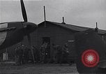 Standbild Piloten der USAAF Fighter 4 Gruppe beenden Briefing Debden England, 1945, aus Sekunde 42 historischem Filmmaterial Videoclip 65675034700