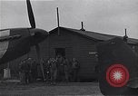 Standbild Piloten der USAAF Fighter 4 Gruppe beenden Briefing Debden England, 1945, aus Sekunde 43 historischem Filmmaterial Videoclip 65675034700