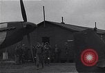 Standbild Piloten der USAAF Fighter 4 Gruppe beenden Briefing Debden England, 1945, aus Sekunde 46 historischem Filmmaterial Videoclip 65675034700