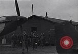 Standbild Piloten der USAAF Fighter 4 Gruppe beenden Briefing Debden England, 1945, aus Sekunde 47 historischem Filmmaterial Videoclip 65675034700