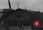 Standbild Piloten der USAAF Fighter 4 Gruppe beenden Briefing Debden England, 1945, aus Sekunde 49 historischem Filmmaterial Videoclip 65675034700