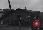 Standbild Piloten der USAAF Fighter 4 Gruppe beenden Briefing Debden England, 1945, aus Sekunde 52 historischem Filmmaterial Videoclip 65675034700