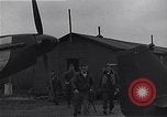 Standbild Piloten der USAAF Fighter 4 Gruppe beenden Briefing Debden England, 1945, aus Sekunde 54 historischem Filmmaterial Videoclip 65675034700