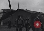 Standbild Piloten der USAAF Fighter 4 Gruppe beenden Briefing Debden England, 1945, aus Sekunde 56 historischem Filmmaterial Videoclip 65675034700