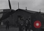 Standbild Piloten der USAAF Fighter 4 Gruppe beenden Briefing Debden England, 1945, aus Sekunde 57 historischem Filmmaterial Videoclip 65675034700