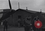 Standbild Piloten der USAAF Fighter 4 Gruppe beenden Briefing Debden England, 1945, aus Sekunde 58 historischem Filmmaterial Videoclip 65675034700