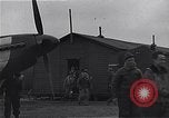 Standbild Piloten der USAAF Fighter 4 Gruppe beenden Briefing Debden England, 1945, aus Sekunde 59 historischem Filmmaterial Videoclip 65675034700