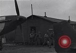 Standbild Piloten der USAAF Fighter 4 Gruppe beenden Briefing Debden England, 1945, aus Sekunde 61 historischem Filmmaterial Videoclip 65675034700