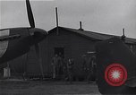 Standbild Piloten der USAAF Fighter 4 Gruppe beenden Briefing Debden England, 1945, aus Sekunde 62 historischem Filmmaterial Videoclip 65675034700