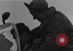 Immagine di I piloti della 334 Squadriglia 4° Fighter Group e P-51s Il Debden Inghilterra, 1945, secondo 16 filmato di repertorio 65675034701