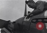 Immagine di I piloti della 334 Squadriglia 4° Fighter Group e P-51s Il Debden Inghilterra, 1945, secondo 48 filmato di repertorio 65675034701