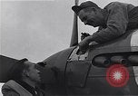 Immagine di I piloti della 334 Squadriglia 4° Fighter Group e P-51s Il Debden Inghilterra, 1945, secondo 50 filmato di repertorio 65675034701