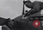 Immagine di I piloti della 334 Squadriglia 4° Fighter Group e P-51s Il Debden Inghilterra, 1945, secondo 52 filmato di repertorio 65675034701