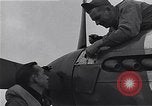 Immagine di I piloti della 334 Squadriglia 4° Fighter Group e P-51s Il Debden Inghilterra, 1945, secondo 54 filmato di repertorio 65675034701
