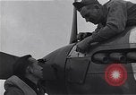 Immagine di I piloti della 334 Squadriglia 4° Fighter Group e P-51s Il Debden Inghilterra, 1945, secondo 55 filmato di repertorio 65675034701