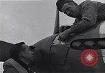 Immagine di I piloti della 334 Squadriglia 4° Fighter Group e P-51s Il Debden Inghilterra, 1945, secondo 56 filmato di repertorio 65675034701