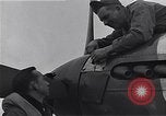 Immagine di I piloti della 334 Squadriglia 4° Fighter Group e P-51s Il Debden Inghilterra, 1945, secondo 58 filmato di repertorio 65675034701