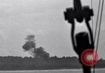 Standbild Bombardierung Peleliu Palau Inseln, 1944, aus Sekunde 6 historischem Filmmaterial Videoclip 65675034733