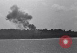 Standbild Bombardierung Peleliu Palau Inseln, 1944, aus Sekunde 14 historischem Filmmaterial Videoclip 65675034733