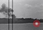 Standbild Bombardierung Peleliu Palau Inseln, 1944, aus Sekunde 20 historischem Filmmaterial Videoclip 65675034733