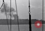 Standbild Bombardierung Peleliu Palau Inseln, 1944, aus Sekunde 27 historischem Filmmaterial Videoclip 65675034733