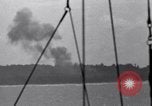 Standbild Bombardierung Peleliu Palau Inseln, 1944, aus Sekunde 29 historischem Filmmaterial Videoclip 65675034733