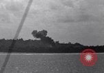 Standbild Bombardierung Peleliu Palau Inseln, 1944, aus Sekunde 37 historischem Filmmaterial Videoclip 65675034733
