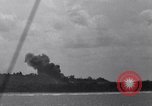 Standbild Bombardierung Peleliu Palau Inseln, 1944, aus Sekunde 43 historischem Filmmaterial Videoclip 65675034733