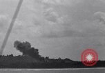 Standbild Bombardierung Peleliu Palau Inseln, 1944, aus Sekunde 44 historischem Filmmaterial Videoclip 65675034733