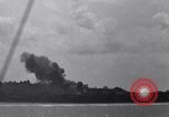 Standbild Bombardierung Peleliu Palau Inseln, 1944, aus Sekunde 50 historischem Filmmaterial Videoclip 65675034733