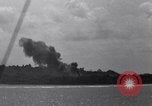 Standbild Bombardierung Peleliu Palau Inseln, 1944, aus Sekunde 52 historischem Filmmaterial Videoclip 65675034733