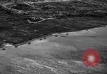 Standbild Bombardierung Okinawa Ryukyu Inseln, 1945, aus Sekunde 18 historischem Filmmaterial Videoclip 65675034736