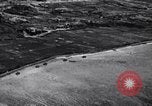Standbild Bombardierung Okinawa Ryukyu Inseln, 1945, aus Sekunde 25 historischem Filmmaterial Videoclip 65675034736