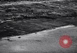 Standbild Bombardierung Okinawa Ryukyu Inseln, 1945, aus Sekunde 32 historischem Filmmaterial Videoclip 65675034736