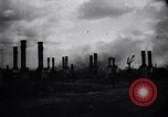 Standbild Deutsche Soldaten greifen Stalingrad an Stalingrad Russland, 1942, aus Sekunde 49 historischem Filmmaterial Videoclip 65675034742
